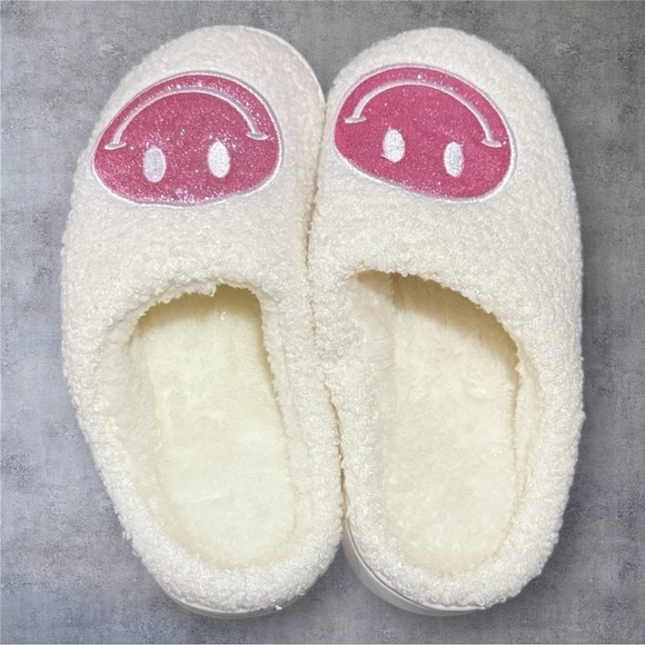 Cream Slippers with Pink Smiley Face - NWT - Picture 3 of 3